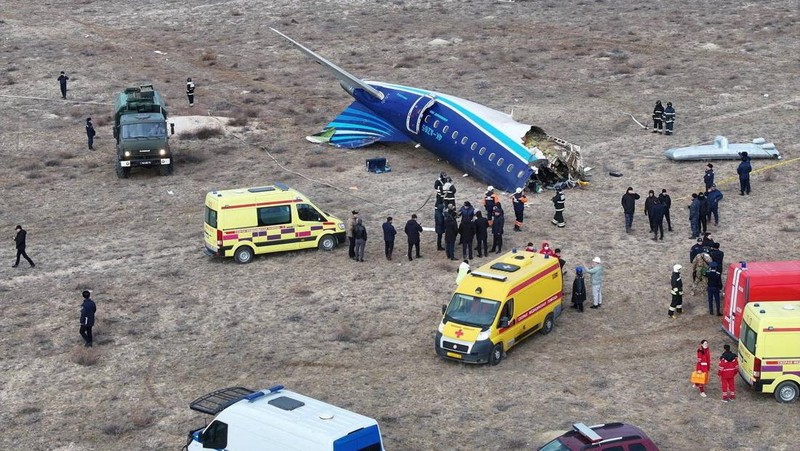 Pemandangan drone menunjukkan lokasi jatuhnya pesawat penumpang Azerbaijan Airlines di dekat kota Aktau, Kazakhstan, 25/12/2024. REUTERS/Azamat Sarsenbayev