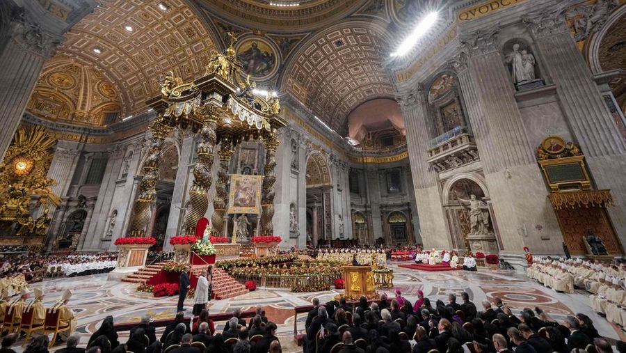 Paus Fransiskus memimpin Misa Malam Natal di Basilika Santo Petrus di Vatikan, Selasa, 24 Desember 2024, setelah membuka pintu suci basilika tersebut untuk menandai dimulainya tahun yubilar Katolik 2025. (Foto AP/Andrew Medichini)