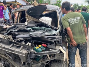 Truk Adu Banteng dengan Xpander di Ponorogo gegara Sopir Ngantuk