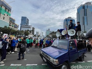 BEM SI Kerakyatan Gelar Unjuk Rasa di Patung Kuda, Tolak PPN 12%