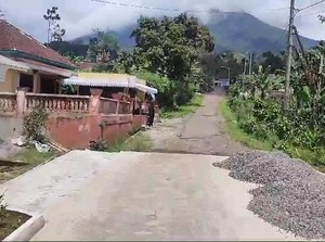 Mulianya Bos Bakso Asal Malang Bangun Jalan Desa yang Rusak Parah