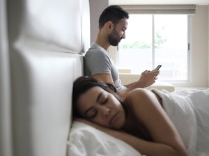 10 Ciri-ciri Suami Selingkuh Lewat HP yang Perlu Diwaspadai