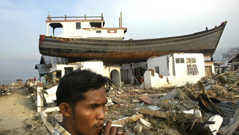 Rumah-rumah yang hancur terlihat dalam pemandangan udara kota Meulaboh di provinsi Aceh, Indonesia, yang diratakan oleh gelombang pasang, pada hari Sabtu, 1 Januari 2005. (AP Photo/Dudi Anung, File)