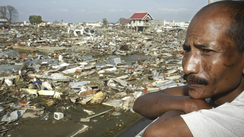 Rumah-rumah yang hancur terlihat dalam pemandangan udara kota Meulaboh di provinsi Aceh, Indonesia, yang diratakan oleh gelombang pasang, pada hari Sabtu, 1 Januari 2005. (AP Photo/Dudi Anung, File)