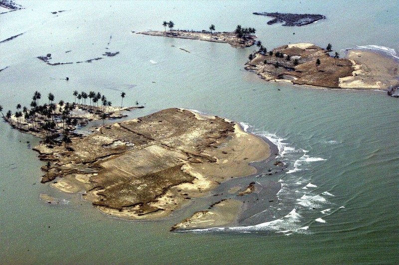 Rumah-rumah yang hancur terlihat dalam pemandangan udara kota Meulaboh di provinsi Aceh, Indonesia, yang diratakan oleh gelombang pasang, pada hari Sabtu, 1 Januari 2005. (AP Photo/Dudi Anung, File)