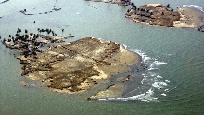 Rumah-rumah yang hancur terlihat dalam pemandangan udara kota Meulaboh di provinsi Aceh, Indonesia, yang diratakan oleh gelombang pasang, pada hari Sabtu, 1 Januari 2005. (AP Photo/Dudi Anung, File)