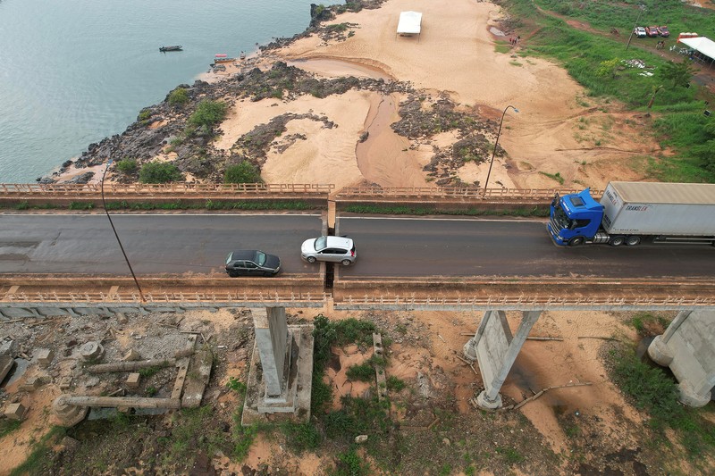 Foto udara menunjukkan jembatan runtuh antara Aguiarnopolis dan Estreito, Brasil, Rabu (24/12/2024). (REUTERS/Mauricio Marinho)