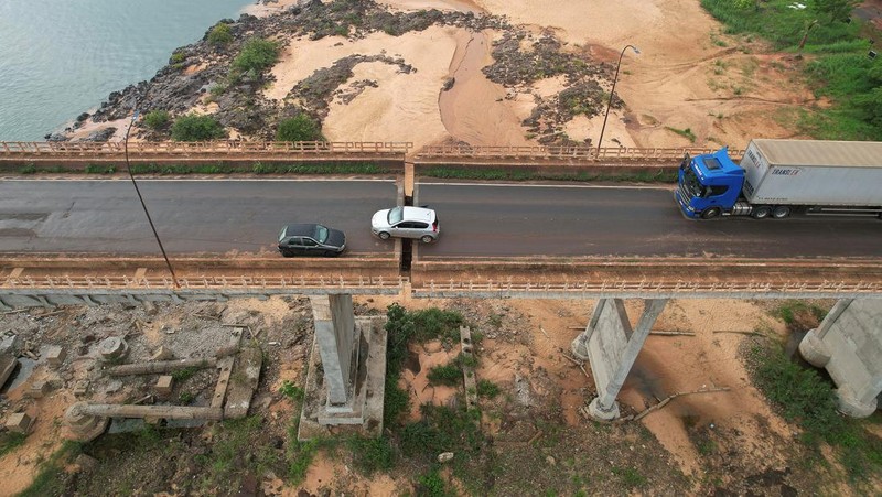 Foto udara menunjukkan jembatan runtuh antara Aguiarnopolis dan Estreito, Brasil, Rabu (24/12/2024). (REUTERS/Mauricio Marinho)