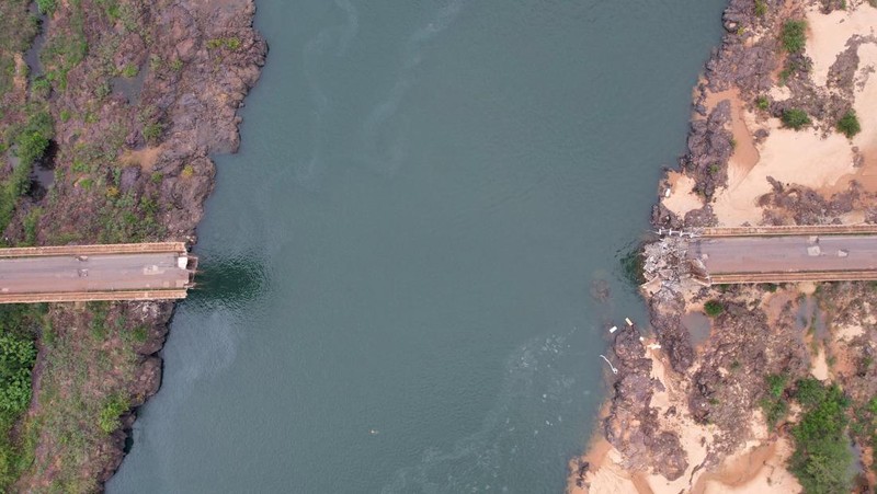 Foto udara menunjukkan jembatan runtuh antara Aguiarnopolis dan Estreito, Brasil, Rabu (24/12/2024). (REUTERS/Mauricio Marinho)