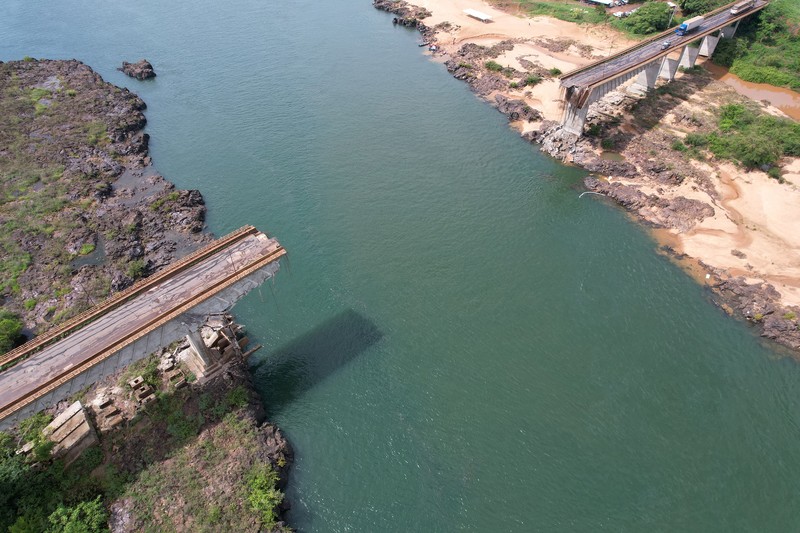 Foto udara menunjukkan jembatan runtuh antara Aguiarnopolis dan Estreito, Brasil, Rabu (24/12/2024). (REUTERS/Mauricio Marinho) Foto udara menunjukkan jembatan runtuh antara Aguiarnopolis dan Estreito, Brasil, Rabu (24/12/2024). (REUTERS/Mauricio Marinho)