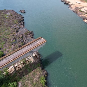 Potret Sungai Tercemar Zat Kimia Berbahaya Gegara Jembatan Runtuh