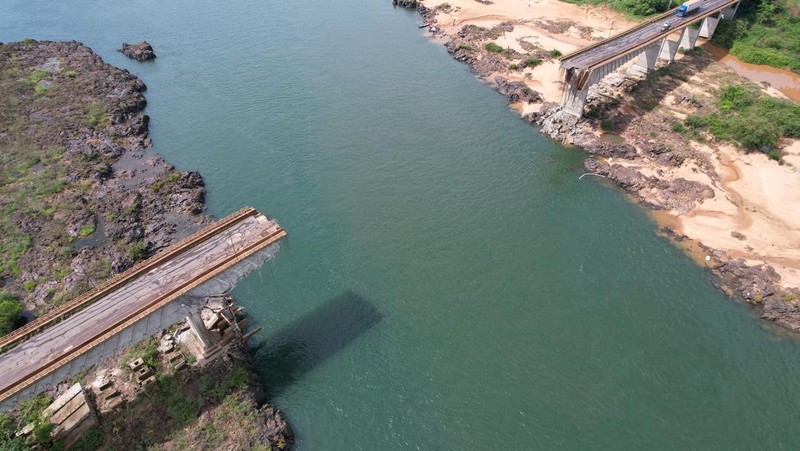 Foto udara menunjukkan jembatan runtuh antara Aguiarnopolis dan Estreito, Brasil, Rabu (24/12/2024). (REUTERS/Mauricio Marinho)