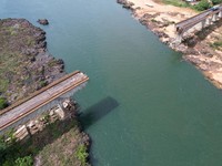 Potret Sungai Tercemar Zat Kimia Berbahaya Gegara Jembatan Runtuh