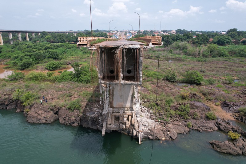 Foto udara menunjukkan jembatan runtuh antara Aguiarnopolis dan Estreito, Brasil, Rabu (24/12/2024). (REUTERS/Mauricio Marinho) Foto udara menunjukkan jembatan runtuh antara Aguiarnopolis dan Estreito, Brasil, Rabu (24/12/2024). (REUTERS/Mauricio Marinho)