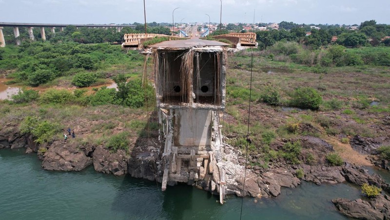 Foto udara menunjukkan jembatan runtuh antara Aguiarnopolis dan Estreito, Brasil, Rabu (24/12/2024). (REUTERS/Mauricio Marinho)