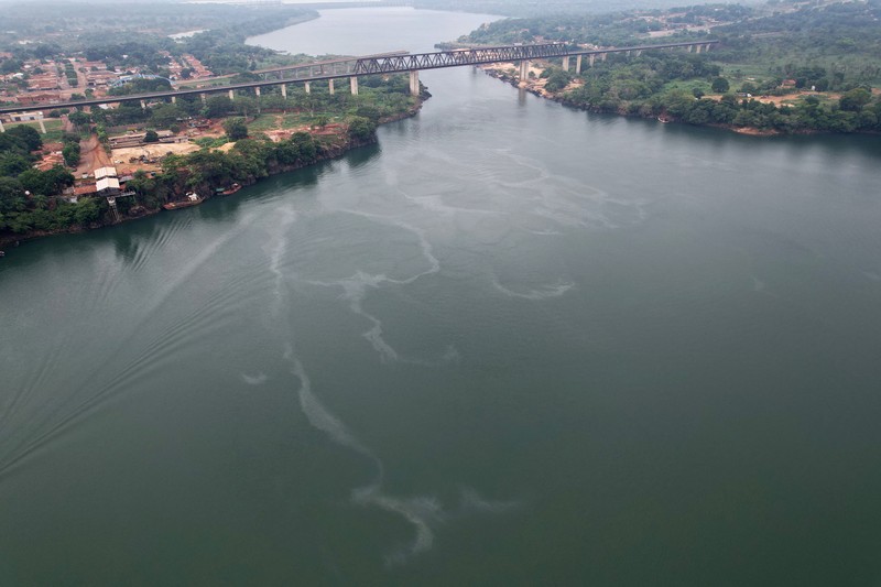 Foto udara menunjukkan jembatan runtuh antara Aguiarnopolis dan Estreito, Brasil, Rabu (24/12/2024). (REUTERS/Mauricio Marinho)