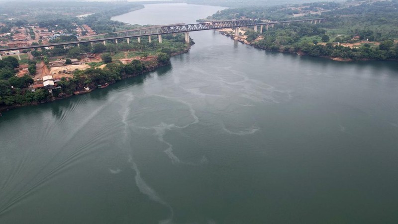 Foto udara menunjukkan jembatan runtuh antara Aguiarnopolis dan Estreito, Brasil, Rabu (24/12/2024). (REUTERS/Mauricio Marinho)