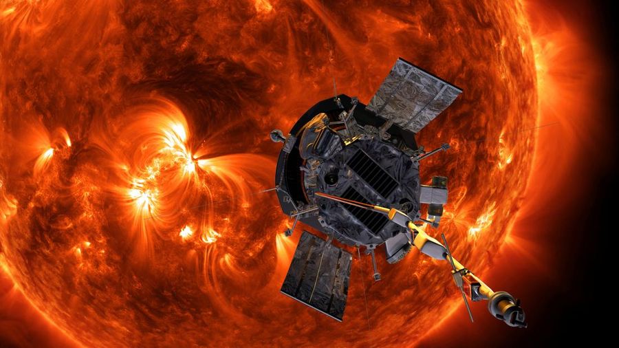 Konsep artistik tahun 2018 menunjukkan wahana antariksa Parker Solar Probe terbang ke atmosfer luar Matahari, yang disebut korona, dalam misi untuk membantu para ilmuwan mempelajari lebih lanjut tentang Matahari. (via REUTERS/NASA/Johns Hopkins APL/Steve Gri)