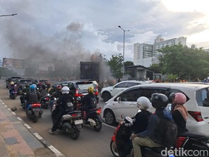 Demo Kenaikan PPN 12% di Depan UNM Makassar, Lalin Jalan Pettarani Tersendat