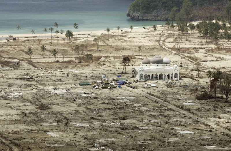 Rumah-rumah yang hancur terlihat dalam pemandangan udara kota Meulaboh di provinsi Aceh, Indonesia, yang diratakan oleh gelombang pasang, pada hari Sabtu, 1 Januari 2005. (AP Photo/Dudi Anung, File)