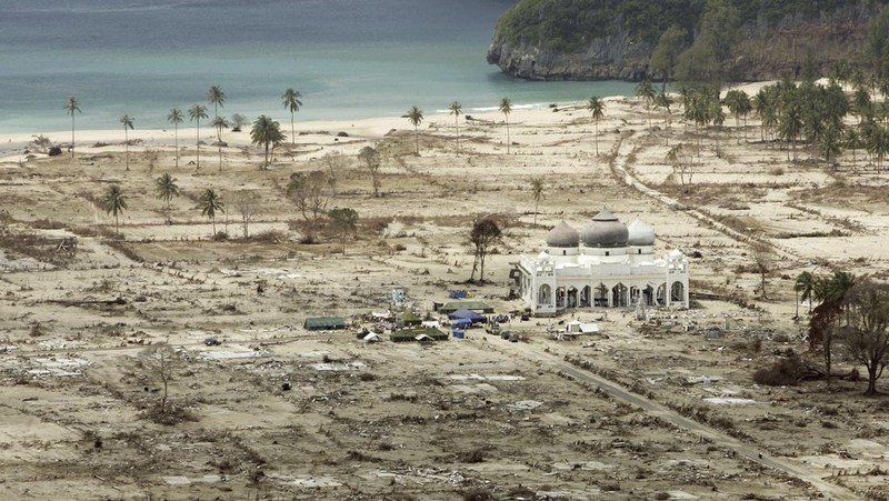 Rumah-rumah yang hancur terlihat dalam pemandangan udara kota Meulaboh di provinsi Aceh, Indonesia, yang diratakan oleh gelombang pasang, pada hari Sabtu, 1 Januari 2005. (AP Photo/Dudi Anung, File)