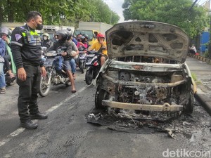 Nissan X-Trail Hangus Terbakar di Waru Sidoarjo, 2 Mobil Damkar Dikerahkan