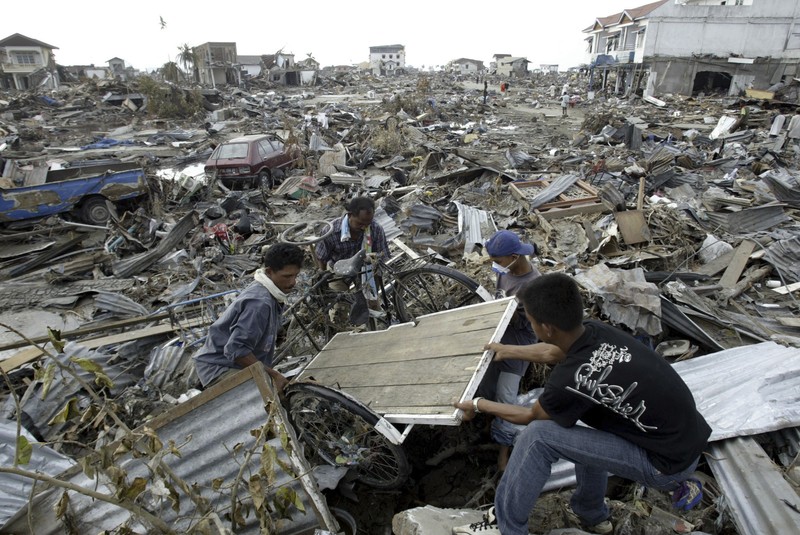 Rumah-rumah yang hancur terlihat dalam pemandangan udara kota Meulaboh di provinsi Aceh, Indonesia, yang diratakan oleh gelombang pasang, pada hari Sabtu, 1 Januari 2005. (AP Photo/Dudi Anung, File)