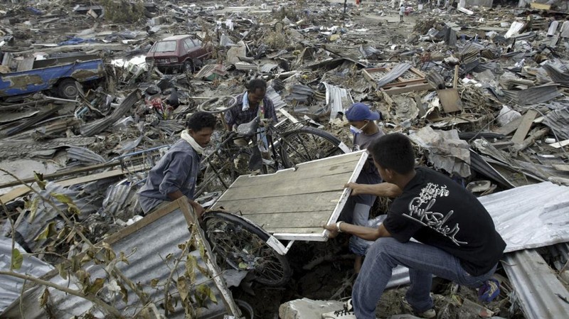 Rumah-rumah yang hancur terlihat dalam pemandangan udara kota Meulaboh di provinsi Aceh, Indonesia, yang diratakan oleh gelombang pasang, pada hari Sabtu, 1 Januari 2005. (AP Photo/Dudi Anung, File)