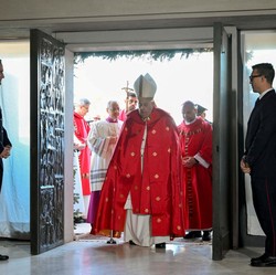 Gebrakan Paus Buka Pintu Suci Kelima di Roma, Belum Pernah Terjadi