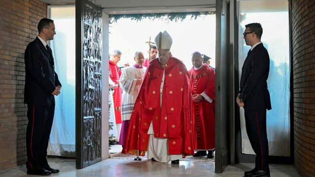 Gebrakan Paus Buka Pintu Suci Kelima di Roma, Belum Pernah Terjadi