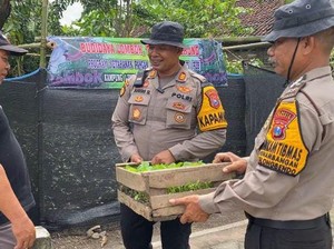 Polisi Sidoarjo Serahkan 400 Bibit ke Warga untuk Pekarangan Bergizi
