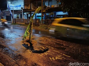 Muncul Lubang di Tengah Jalan Godean Usai Ditambal, Warga Tanami Pisang