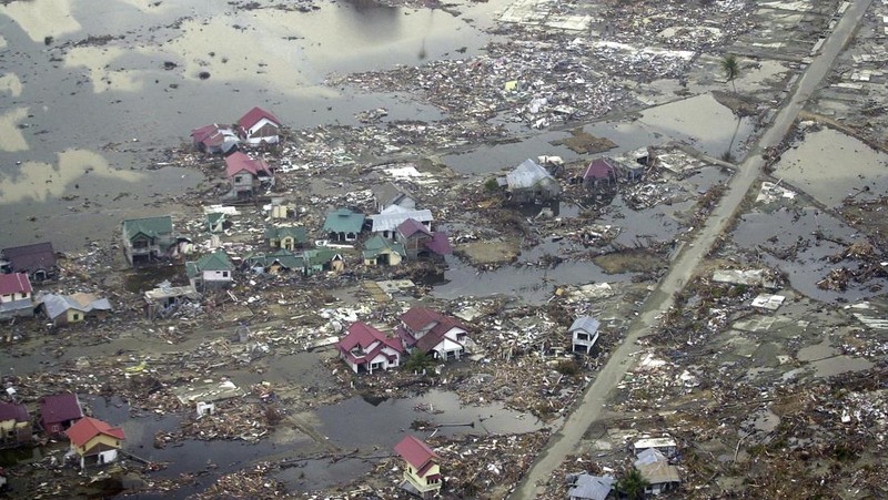 Rumah-rumah yang hancur terlihat dalam pemandangan udara kota Meulaboh di provinsi Aceh, Indonesia, yang diratakan oleh gelombang pasang, pada hari Sabtu, 1 Januari 2005. (AP Photo/Dudi Anung, File)