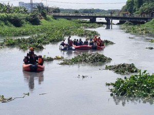 Balita Hanyut di Selokan Ditemukan Tersangkut Eceng Gondok