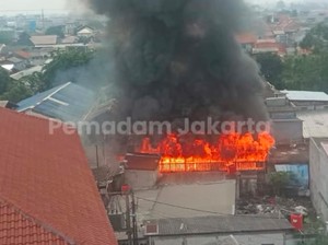 13 Rumah Kontrakan di Jaktim Kebakaran, Asap Hitam Membubung