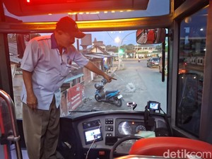 Bus Trans Jateng Solo-Wonogiri Dilempar Batu, Kaca Bolong-Sopir Luka