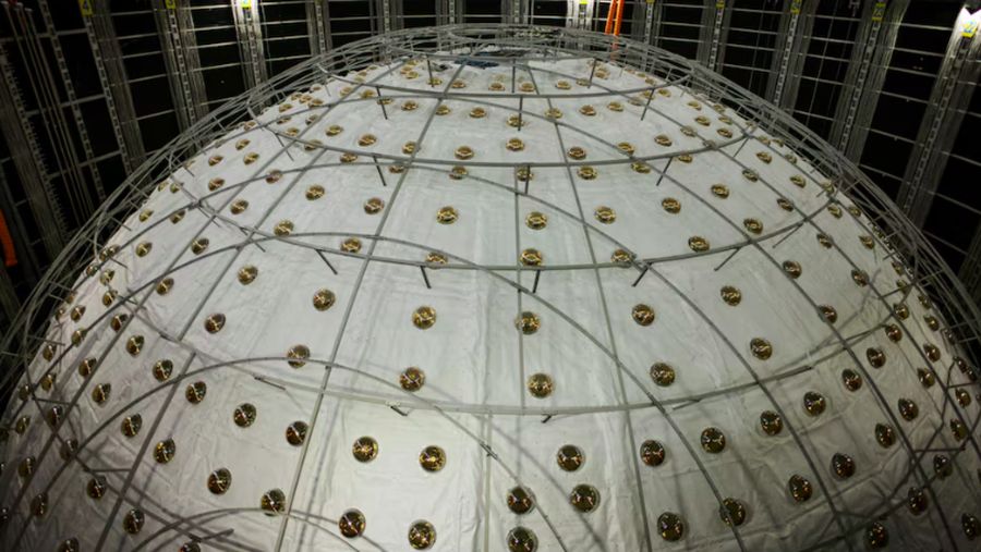 Detektor pusat yang akan segera selesai dan disegel di Observatorium Neutrino Bawah Tanah Jiangmen (JUNO), selama tur media yang diselenggarakan oleh kementerian luar negeri Tiongkok dan Akademi Ilmu Pengetahuan Tiongkok (CAS), di Kaiping, provinsi Guangdong, China 11 Oktober 2024. (REUTERS/REUTERS/Ryan Woo/File Photo )