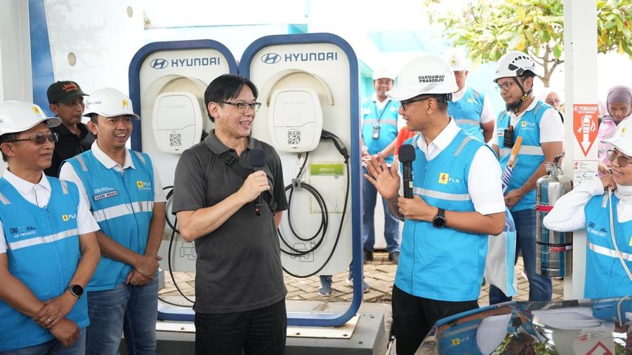 Direktur Utama PLN, Darmawan Prasodjo menyapa pengguna kendaraan listrik yang tengah melakukan pengisian daya di Stasiun Pengisian Kendaraan Listrik Umum (SPKLU) di Rest Area KM 379A Ruas Tol Semarang-Batang, Jawa Tengah pada Rabu (25/12). Pengguna kendaraan listrik tampak antusias berbagi pengalaman mereka selama menggunakan kendaraan ramah lingkungan tersebut. (Dok. PT PLN Persero)