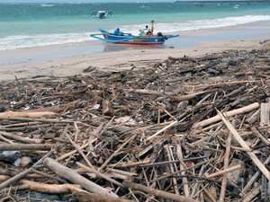Pemprov Bali Siapkan Skema Pencegahan Sampah Kiriman di Pantai