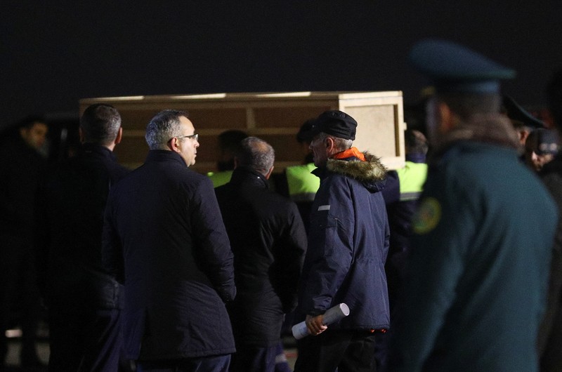 Empat belas warga negara Azerbaijan yang selamat dari kecelakaan pesawat Azerbaijan Airlines di dekat Aktau di Kazakhstan, yang menewaskan 38 orang, tiba di Baku pada hari Kamis (26/12/2024). (REUTERS/Aziz Karimov) Empat belas warga negara Azerbaijan yang selamat dari kecelakaan pesawat Azerbaijan Airlines di dekat Aktau di Kazakhstan, yang menewaskan 38 orang, tiba di Baku pada hari Kamis (26/12/2024). (REUTERS/Aziz Karimov)