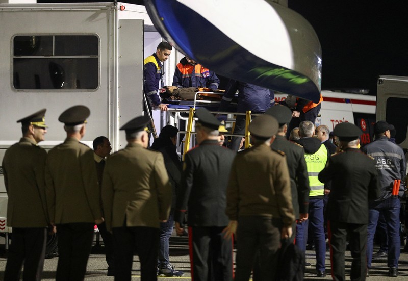 Empat belas warga negara Azerbaijan yang selamat dari kecelakaan pesawat Azerbaijan Airlines di dekat Aktau di Kazakhstan, yang menewaskan 38 orang, tiba di Baku pada hari Kamis (26/12/2024). (REUTERS/Aziz Karimov) Empat belas warga negara Azerbaijan yang selamat dari kecelakaan pesawat Azerbaijan Airlines di dekat Aktau di Kazakhstan, yang menewaskan 38 orang, tiba di Baku pada hari Kamis (26/12/2024). (REUTERS/Aziz Karimov)