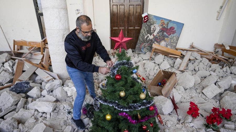 Kepulan asap terlihat usai serangan Israel di dekat bandara Sanaa, Yaman, Kamis (26/12/2024). (AP Photo/Osamah Abdulrahman)