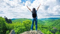 Gaya Outdoor Lagi Naik Daun, Sneakers Hiking Ini Bisa Jadi Andalan Harian 
