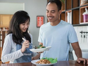 Begini Seharusnya Sikap Suami Jika Istri Memasak Untuknya