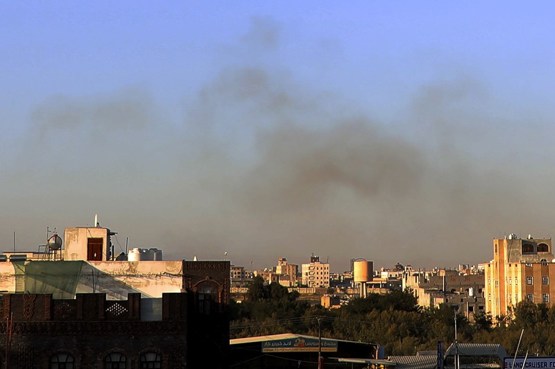 Kepulan asap terlihat usai serangan Israel di dekat bandara Sanaa, Yaman, Kamis (26/12/2024). (AP Photo/Osamah Abdulrahman)
