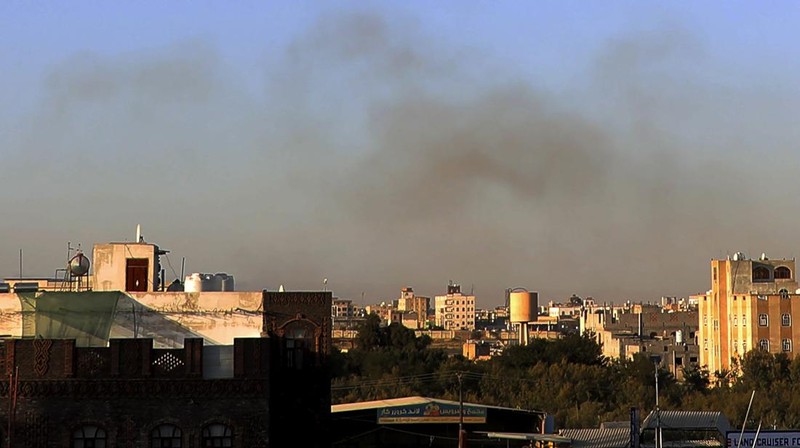 Suasana usai serangan Israel di dekat bandara Sanaa, Yaman, Kamis (26/12/2024). (REUTERS/Yemen TV)