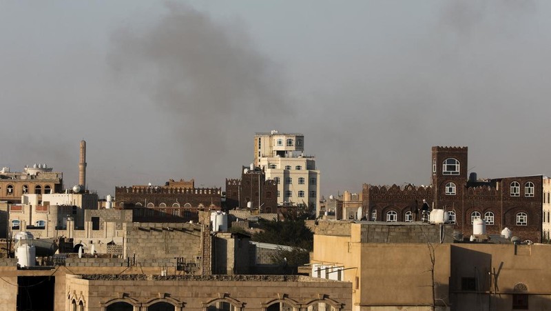 Suasana usai serangan Israel di dekat bandara Sanaa, Yaman, Kamis (26/12/2024). (REUTERS/Yemen TV)