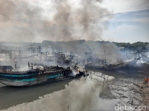 Total 24 Kapal Hangus dalam Kebakaran di Pelabuhan Tegal