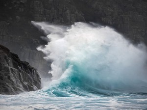 12 Pemancing Terhempas Gelombang Laut Semarang, 2 Tewas-3 Hilang