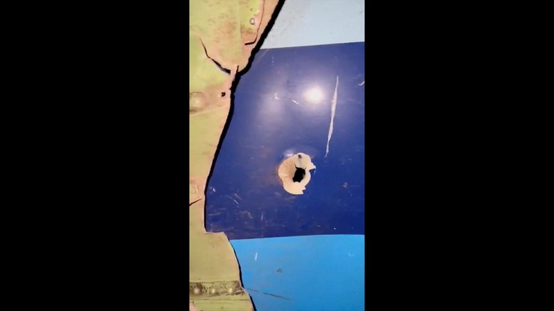 Lubang terlihat pada reruntuhan pesawat Azerbaijan Airlines yang jatuh di dekat kota Aktau, Kazakhstan pada Kamis (25/12/2024). (Social Media/via REUTERS) Lubang terlihat pada reruntuhan pesawat Azerbaijan Airlines yang jatuh di dekat kota Aktau, Kazakhstan pada Kamis (25/12/2024). (Social Media/via REUTERS)